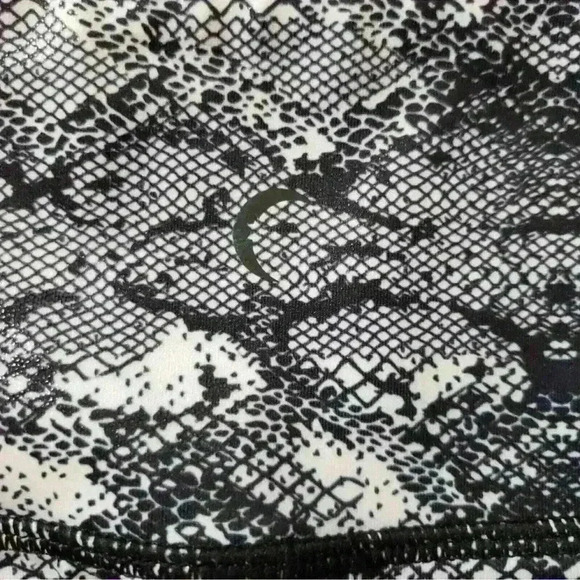 Zyia Active Cobra Metallic Pocket Light n Tight Hi-Rise Capri leggings 6-8 - Picture 4 of 6